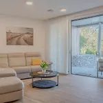 River Retreat - Happy فيبافا